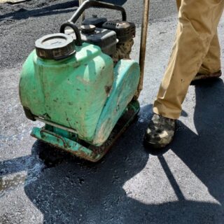 舗装工事の適正単価を見極める！コストダウンの秘策と業者選びのポイント