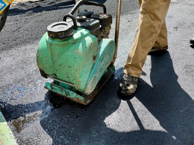 舗装工事の適正単価を見極める！コストダウンの秘策と業者選びのポイント