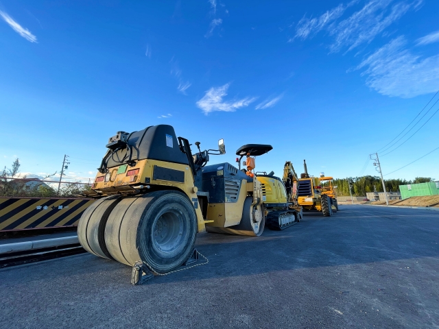 【プロが教えるアスファルト舗装の「最適な厚み」とは？長持ちする駐車場・道路づくりの秘訣】
