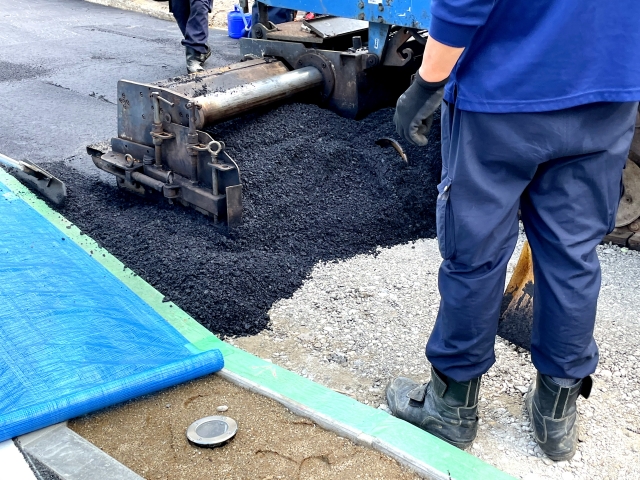 【2026年最新】砕石舗装の単価相場と後悔しない見積もりの見方｜安さの裏にあるメリット・デメリットを徹底解説