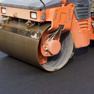 【プロが教える】コンクリート舗装の理想的な厚みとは？用途別の基準と失敗しないための3つのポイント