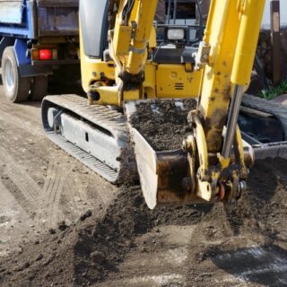 【2026年最新版｜アスファルト舗装の単価相場とコストを抑える3つの秘策】