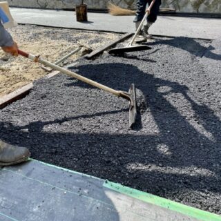 【2026年最新】アスファルト舗装の費用相場は？安く抑えるコツと後悔しない業者の選び方