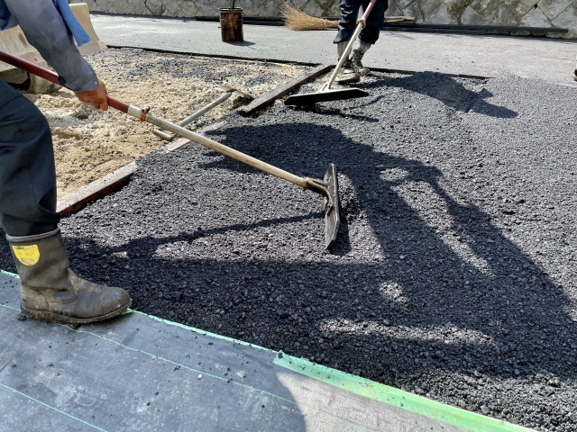 【2026年最新】アスファルト舗装の費用相場は？安く抑えるコツと後悔しない業者の選び方