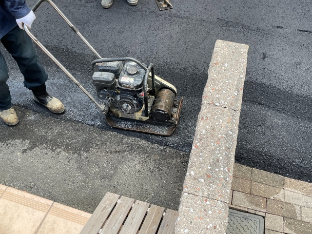 【私道のコンクリート舗装ガイド】耐用年数20年超を実現するメリットと後悔しない費用相場