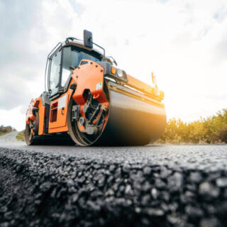 【基準を知る】駐車場・歩道・車道でこれだけ違う！舗装工事における「標準的な厚み」の目安